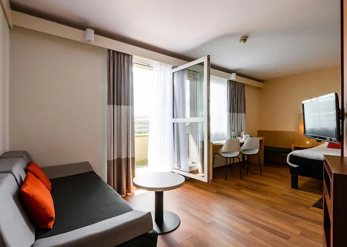 华沙老城宜必思酒店