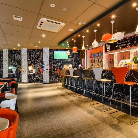 华沙老城宜必思酒店 3*